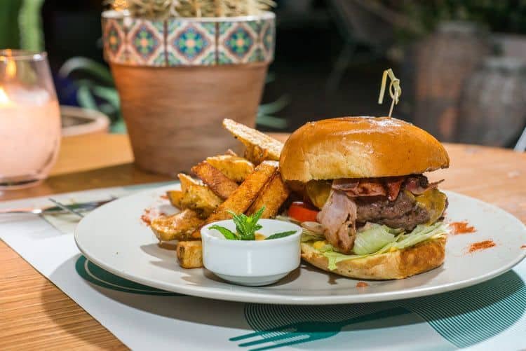Burger sto Upper Larisa
