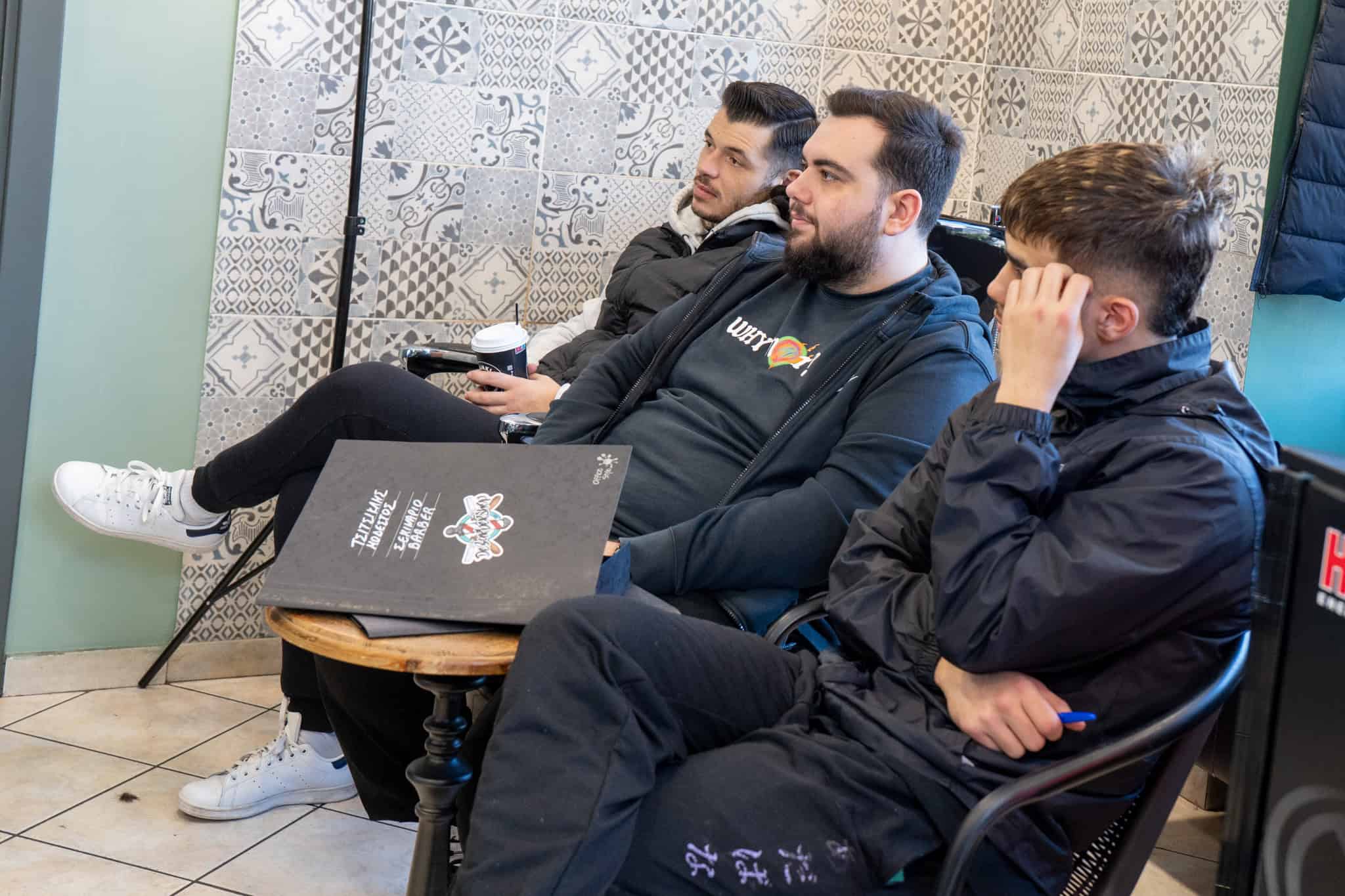 Άνδρες σε σεμινάριο κοπής μαλλιών και μούσι από το De Barbershop.