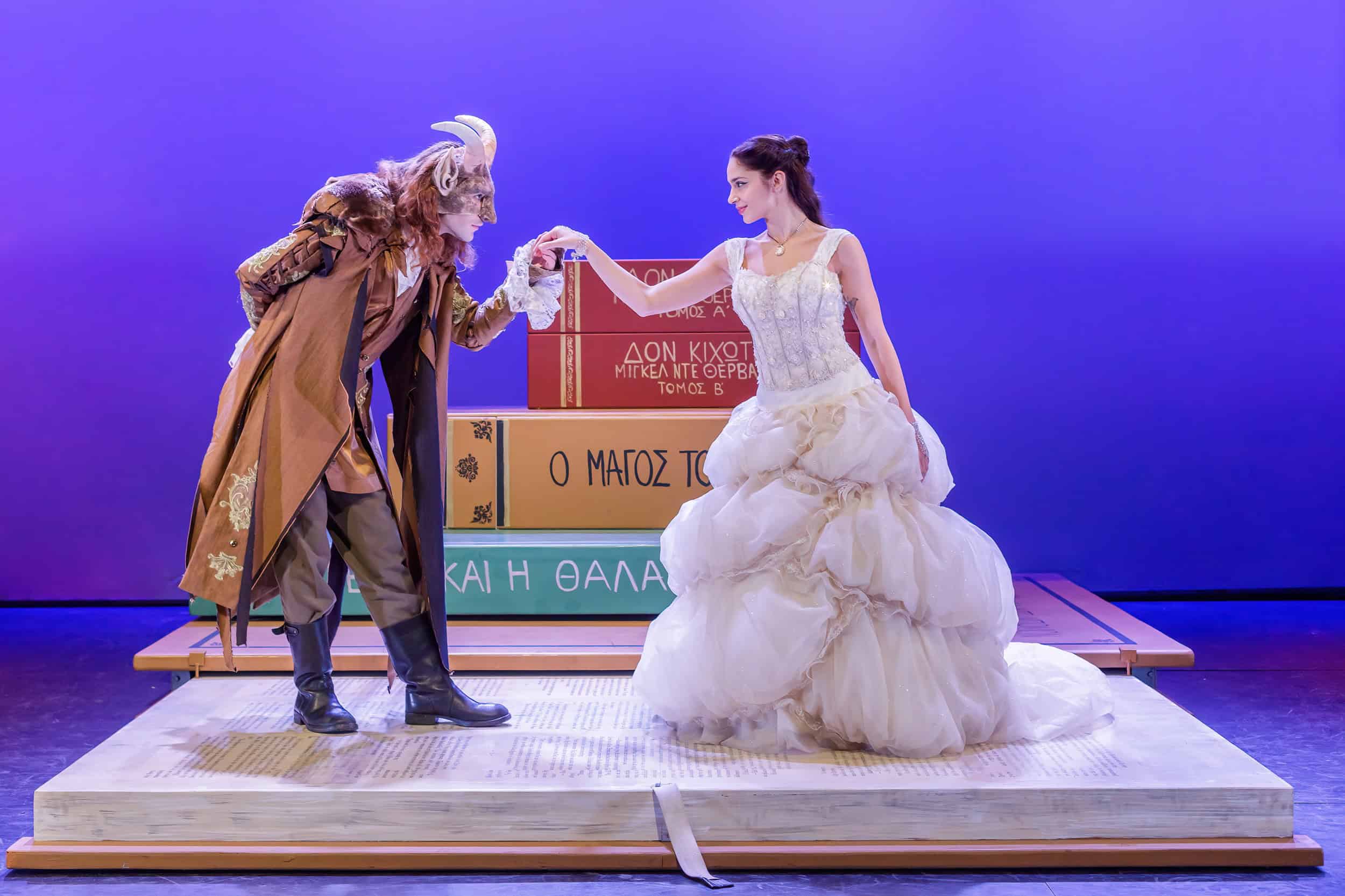 Άνδρας και γυναίκα σε θεατρική παράσταση, με σκηνικό και φωτισμό.