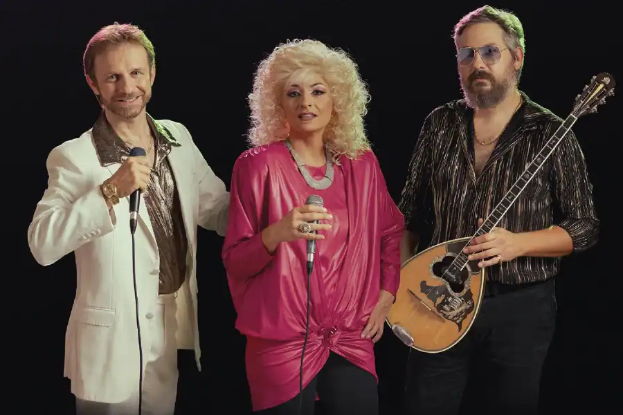 Ζωντανή εμφάνιση με μουσική και τραγούδι στο Circus στη Λάρισα.